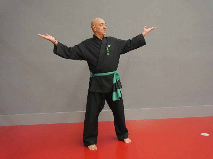 khi_dao_posture_bras_ouverts